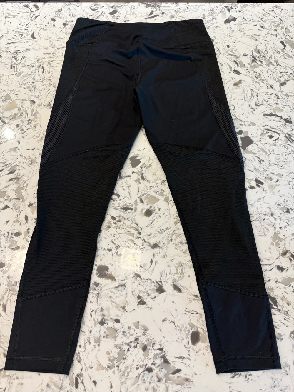 🏃‍♀️ VICTORIA’S SECRET - VSX SPORT
Black Laser-Cut Mesh Panel
Cropped Leggings
